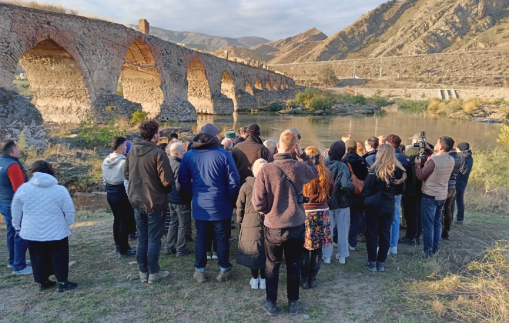 Les voyageurs internationaux visitent le pont de Khoudaferin