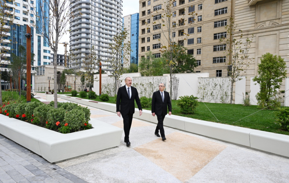 Le président Aliyev visite un parc nouvellement construit à Bakou