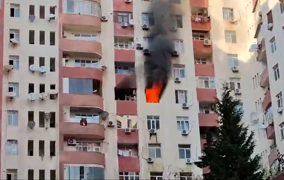 FHN: Xətai rayonunda 16 mərtəbəli yaşayış binasındakı yanğın söndürülüb