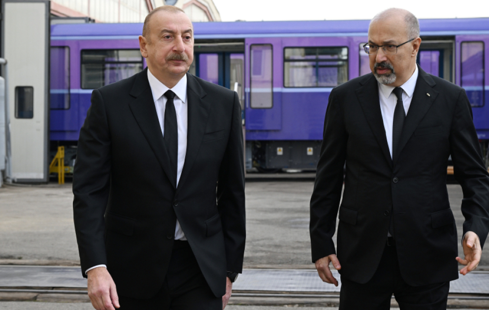 Prezident İlham Əliyev Bakıda komplektləşdirilən yeni nəsil metro qatarları ilə tanış olub