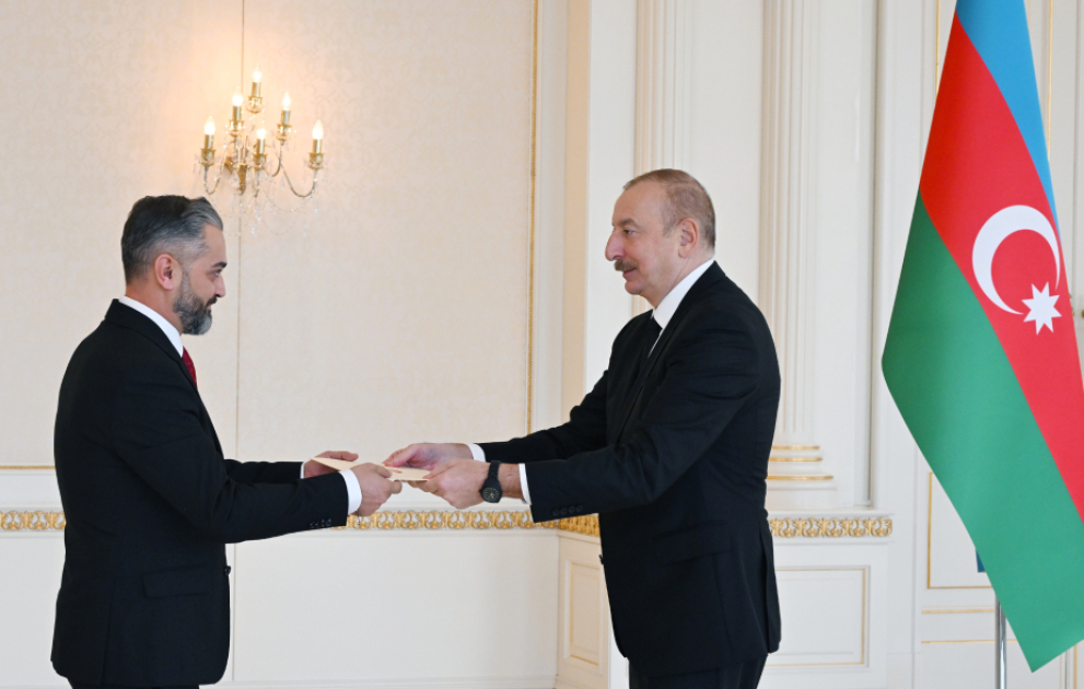 Präsident Ilham Aliyev empfängt neuen albanischen Botschafter zur Entgegennahme seines Beglaubigungsschreibens