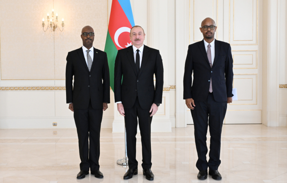Präsident Ilham Aliyev nimmt Beglaubigungsschreiben des neuen Botschafters Ruandas in Aserbaidschan entgegen