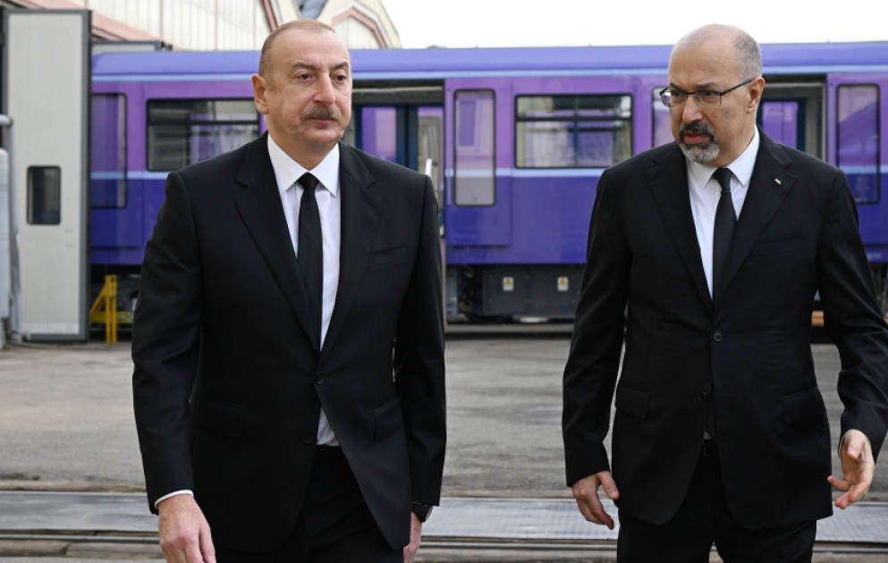 Präsident Ilham Aliyev besichtigte in Baku montierte U-Bahn-Züge neuer Generation