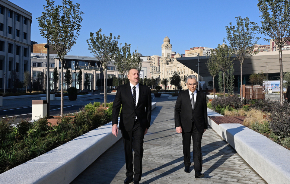 Prezident İlham Əliyev Bakı Dəmiryol Vağzalının və metronun “28 May” stansiyasının qarşısında aparılmış abadlıq və yenidənqurma işlərindən sonra yaradılan şəraitlə tanış olub