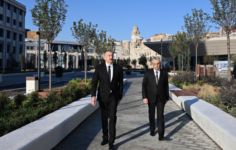Präsident Ilham Aliyev inspiziert nach Aufbauarbeiten vor Bahnhof Baku und U-Bahn-Station „28 Mai“ geschaffene Bedingungen