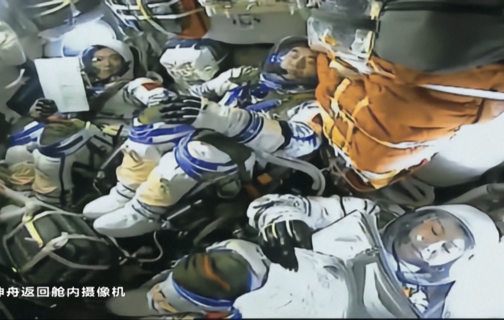 Çinin “Şencou-18” missiyasının astronavtları Yerə qayıdıblar