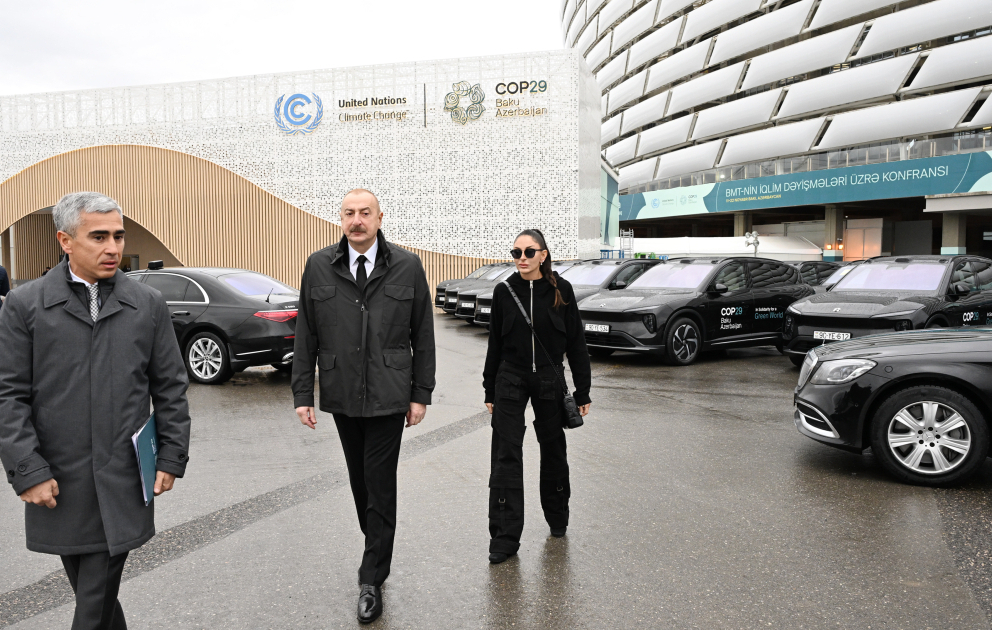 Präsident Ilham Aliyev besichtigt laufende Vorbereitungen für de COP29 im Olympiastadion