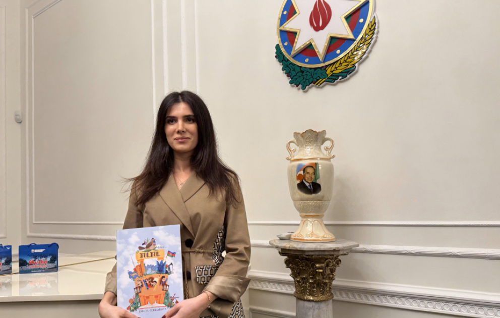 Londonda yaşayan azərbaycanlı gənc xanım əlifba kitabı yazıb