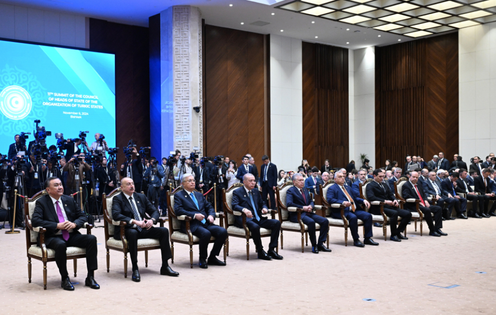 Le président azerbaïdjanais assiste à la cérémonie de décoration du Premier ministre hongrois à Bichkek