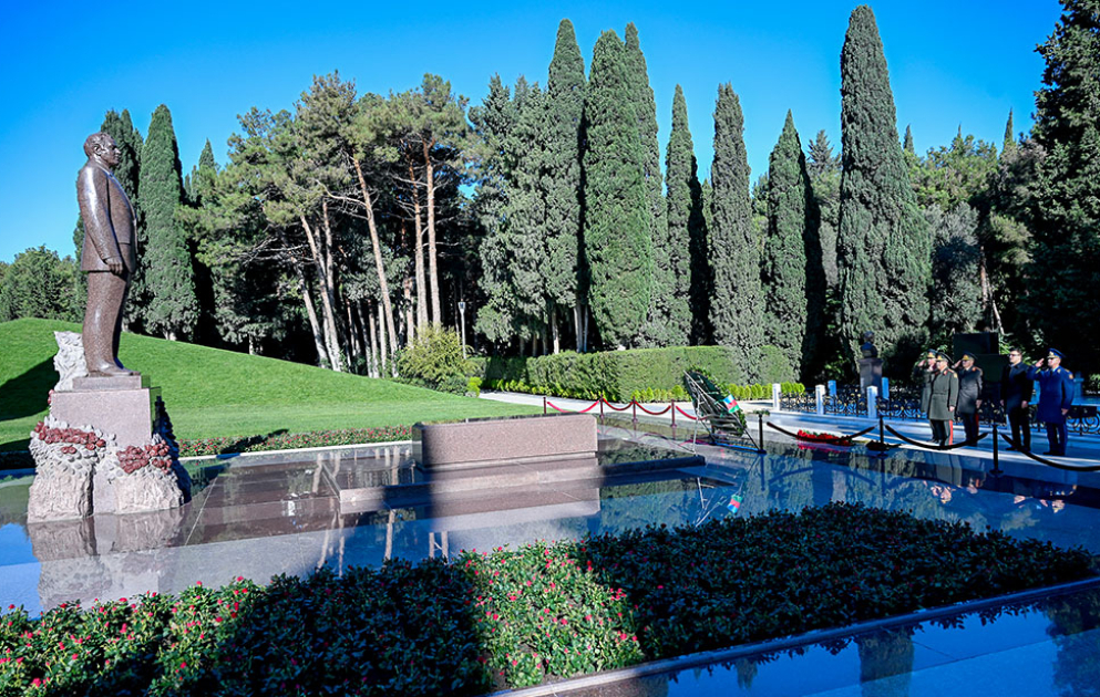 Graves of National Leader and Martyrs visited on the eve of Victory Day