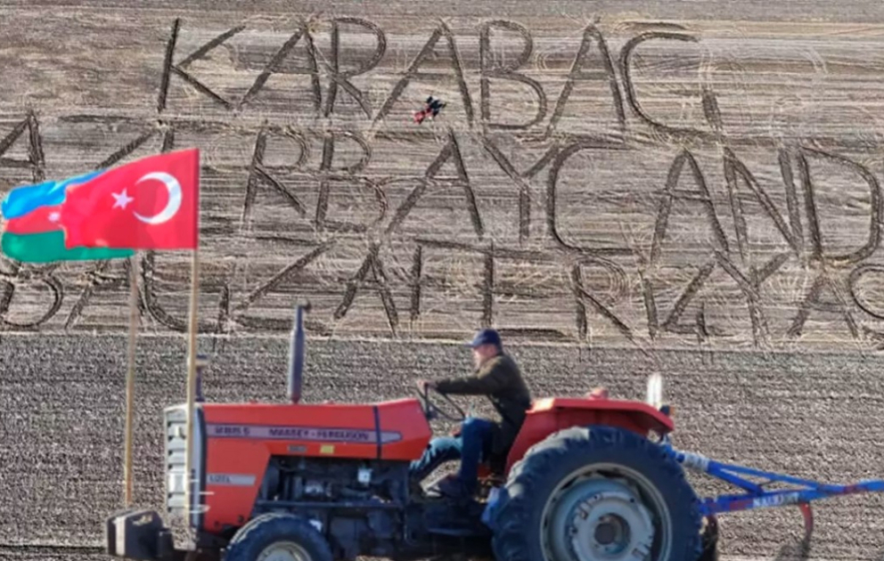 Türkiyəli fermer Zəfər Gününü orijinal şəkildə təbrik edib