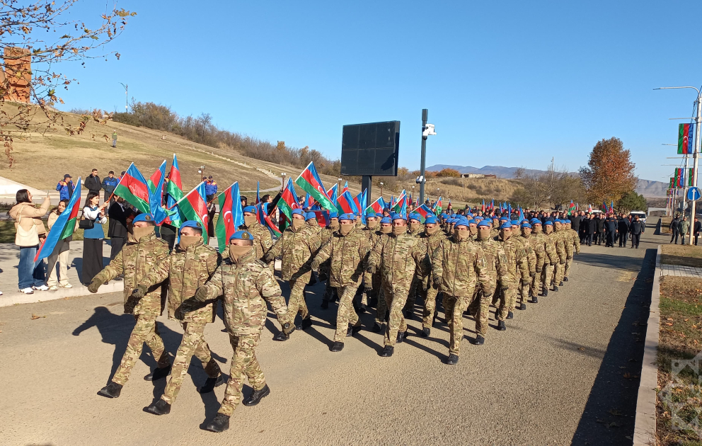 В Ханкенди проходит марш военнослужащих по случаю Дня Победы