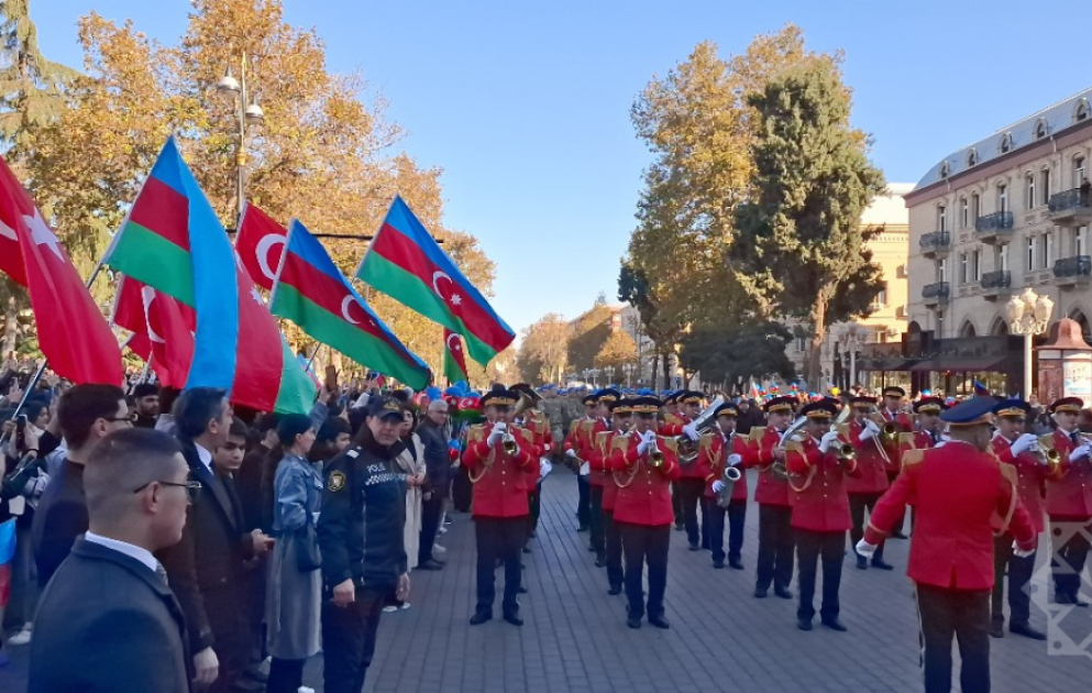 Gəncədə Zəfər Günü münasibətilə hərbi qulluqçuların təntənəli yürüşü keçirilib