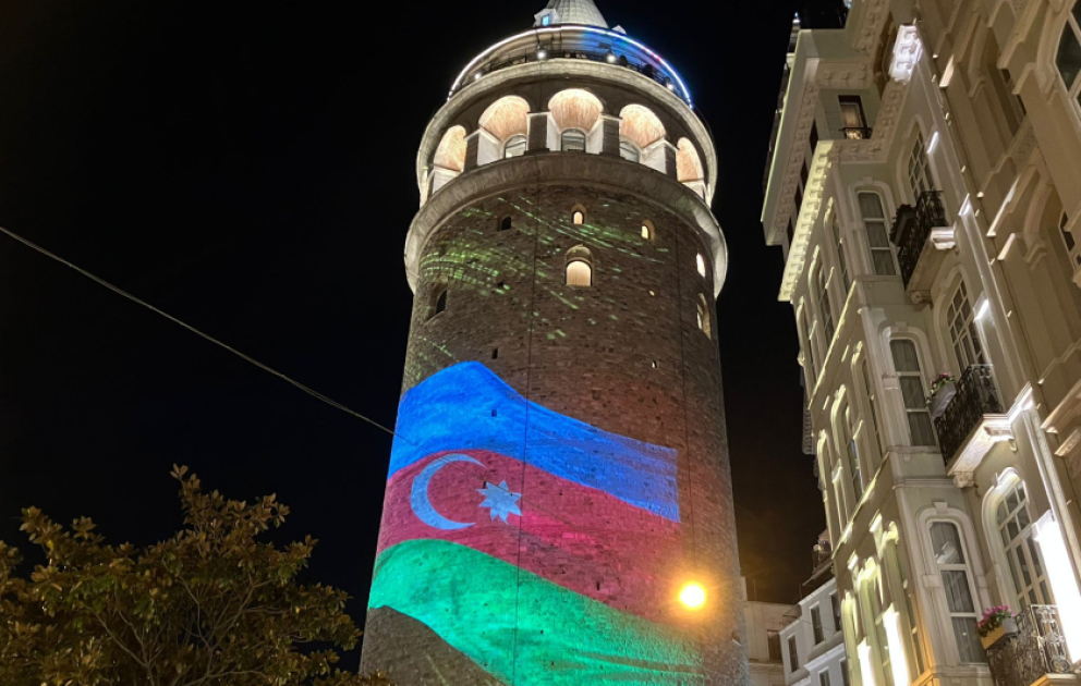 Qalata Qülləsində Azərbaycan Bayrağı və Xarıbülbül təsviri əks olunub