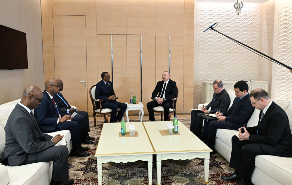 Präsident Ilham Aliyev trifft sich mit dem Präsidenten von Ruanda