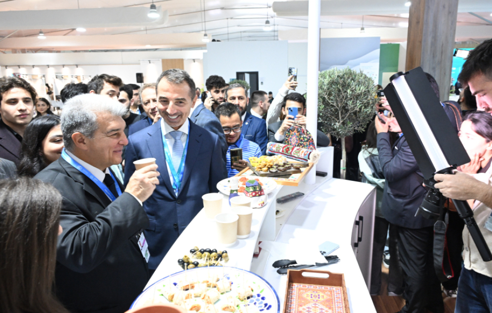 “Barselona”nın prezidenti COP29-un pavilyonları ilə tanış olub