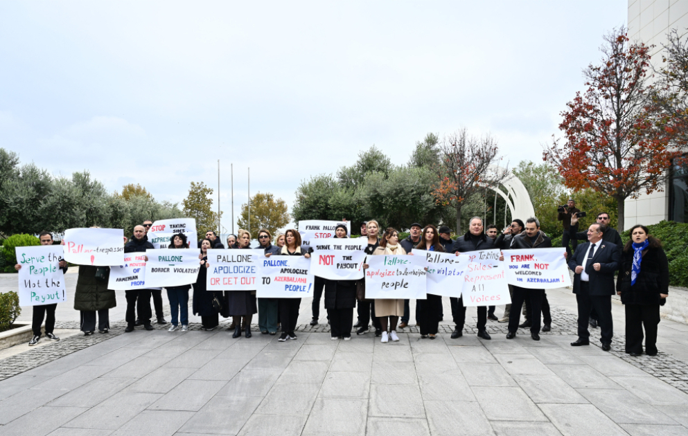 Vətəndaş cəmiyyəti təmsilçiləri Bakıda Frank Peloniyə qarşı növbəti dəfə etiraz aksiyası keçiriblər