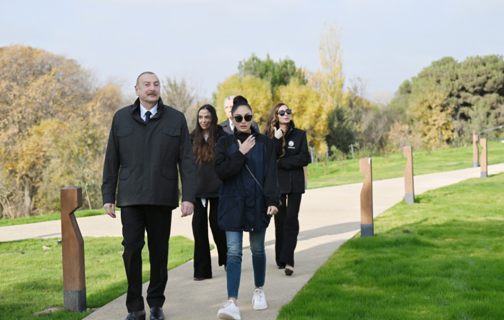 Le président Ilham Aliyev assiste à l'inauguration du Jardin botanique central
