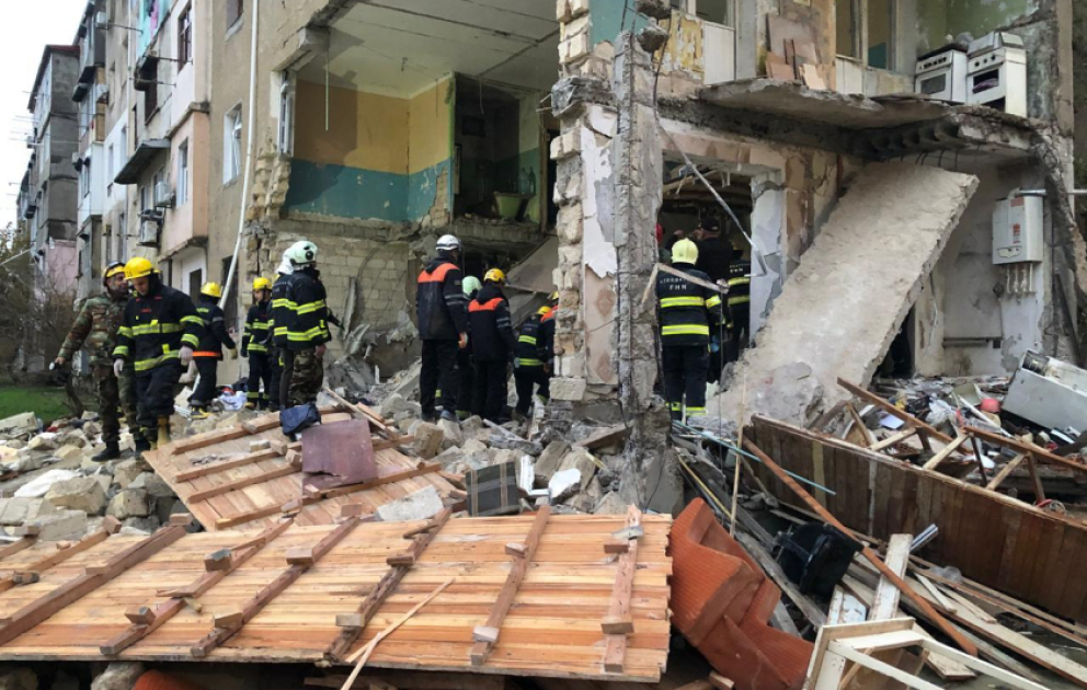 Sumqayıtda yaşayış binasında partlayış baş verib, sakinlər təxliyə edilib