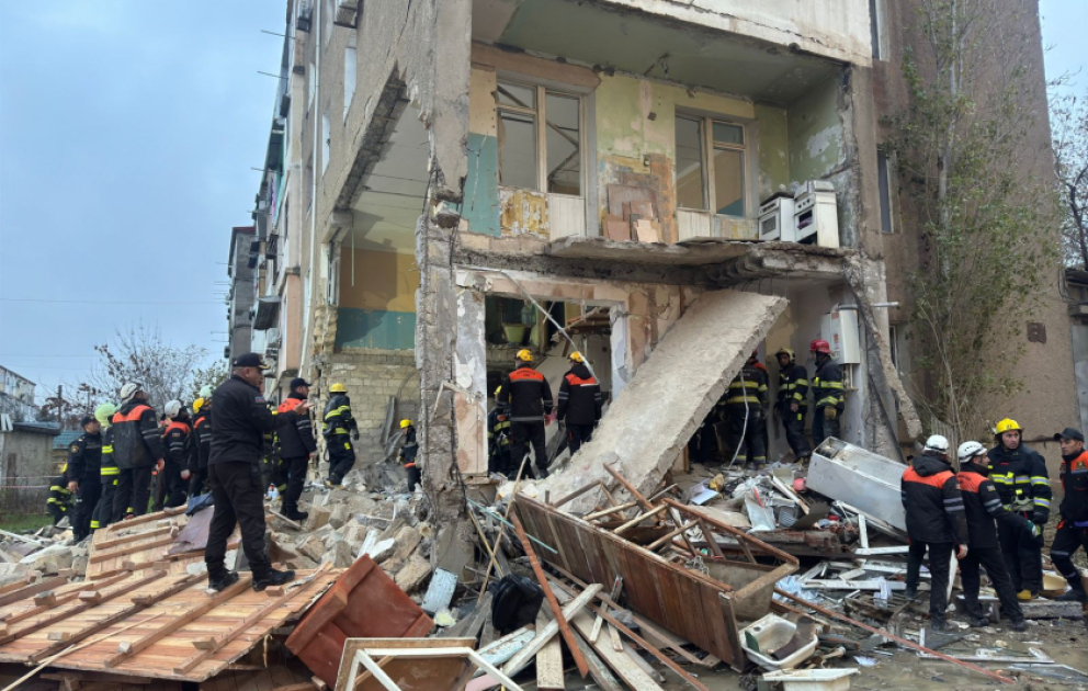 В Сумгайыте произошел взрыв в жилом доме, из-под завалов спасли трех человек