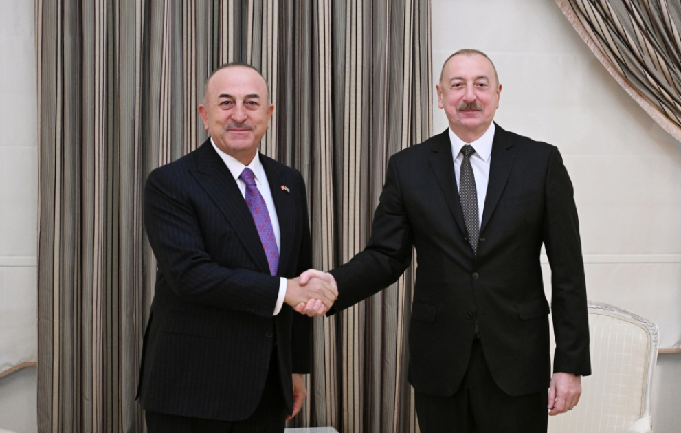 Präsident Ilham Aliyev empfängt türkischen Ex-Außenminister Mevlüt Çavuşoğlu