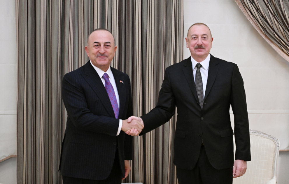 Le président Ilham Aliyev reçoit l’ancien ministre turc des Affaires étrangères Mevlüt Cavusoglu