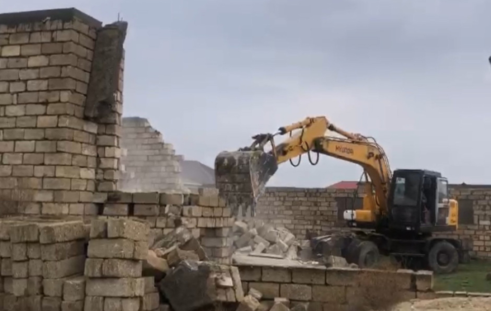 Suraxanı rayonunda qanunsuz inşa olunan tikililər sökülüb