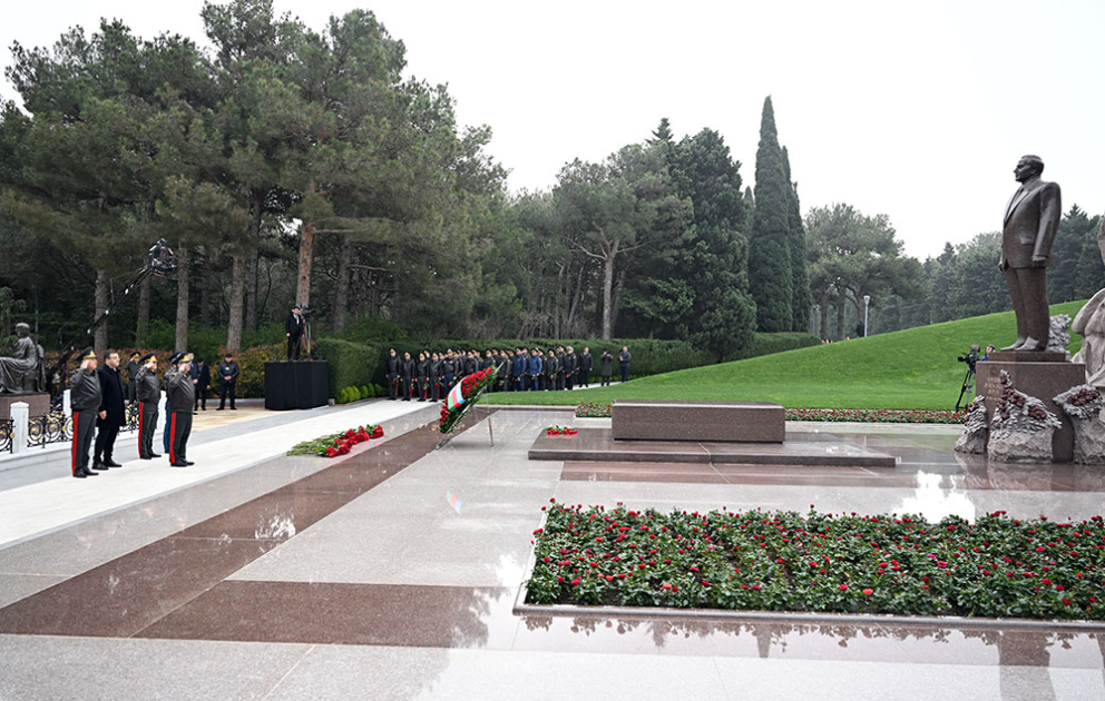 Müdafiə Nazirliyinin rəhbər heyəti Fəxri xiyabanı ziyarət edib