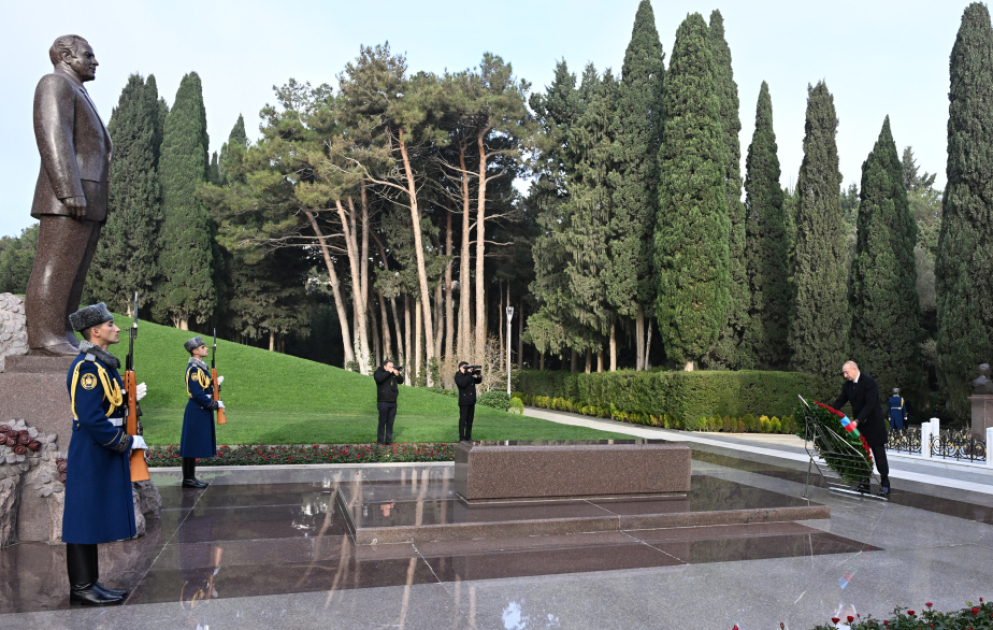 President Ilham Aliyev and First Lady Mehriban Aliyeva visited grave of National Leader Heydar Aliyev
