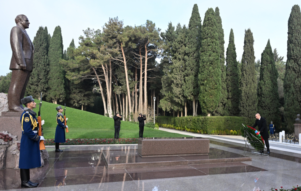 Präsident Ilham Aliyev und First Lady Mehriban Aliyeva besuchen Grabmal von Nationalleader Heydar Aliyev