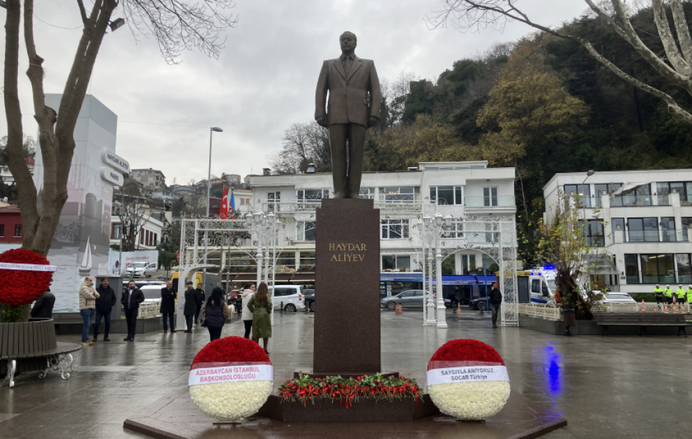 Ümummilli Liderin İstanbulda ucaldılmış abidəsi ziyarət olunub