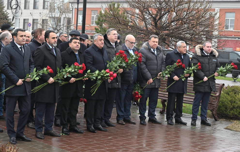 Azərbaycan nümayəndə heyəti Həştərxanda Ümummilli Liderin abidəsini ziyarət edib