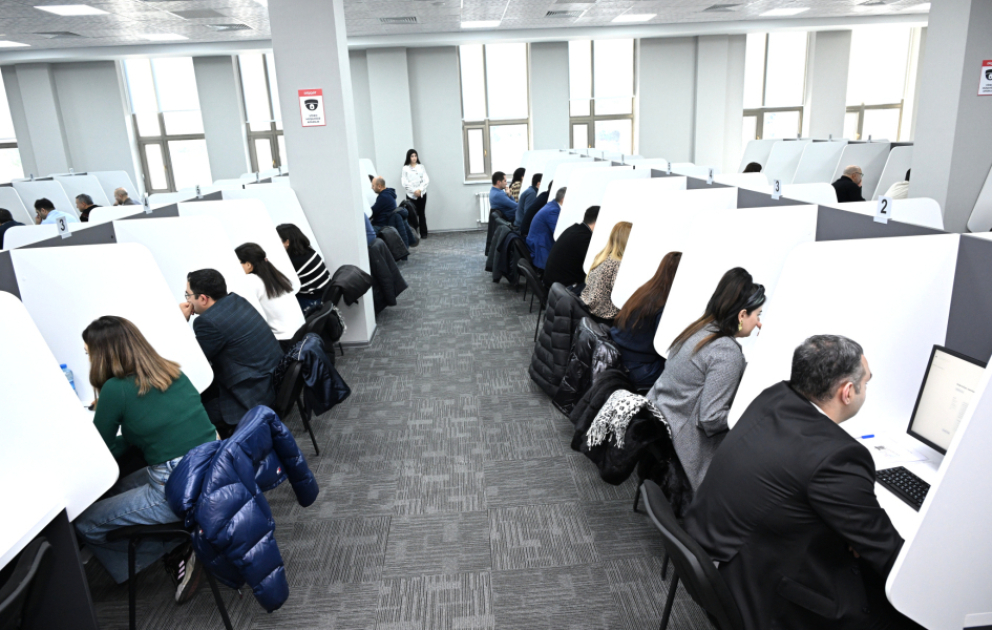 Hakim vəzifəsinə qəbul olmaq istəyən namizədlər test imtahanı veriblər