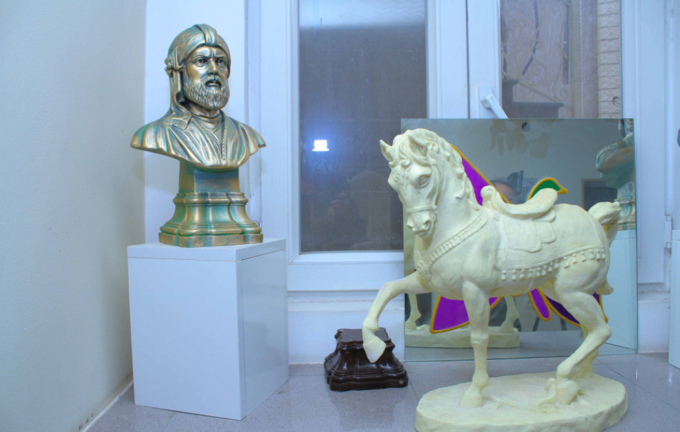 Yetmişdən çox şəhidin xatirəsini əbədiləşdirən gəncəli heykəltaraş