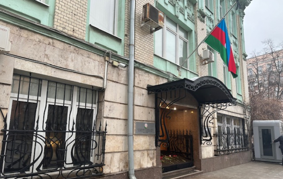 Moskva sakinləri Azərbaycanın Rusiyadakı səfirliyinin binasının önünə gül dəstələri düzürlər