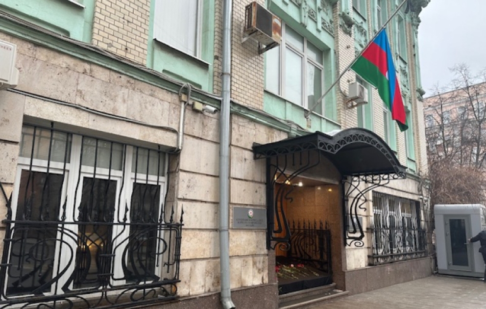 Жители Москвы приносят букеты цветов к посольству Азербайджана
