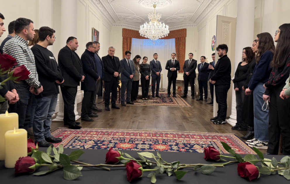 Təyyarə qəzasında həyatını itirənlərin xatirəsi Londonda da yad edilir