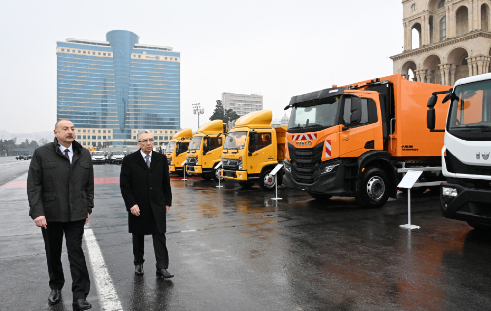 Prezident İlham Əliyev Bakıda kommunal xidmət göstərəcək müxtəlif xüsusi təyinatlı nəqliyyat vasitələri ilə tanış olub