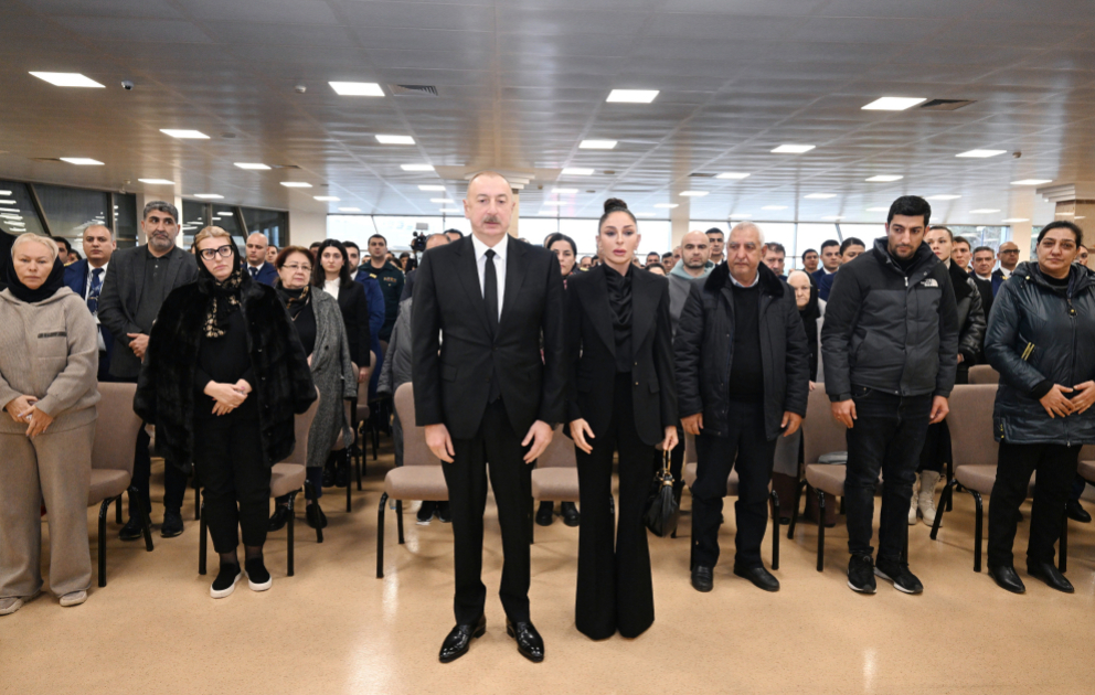 Prezident İlham Əliyev təyyarə qəzasında həlak olan ekipaj üzvlərinin vida mərasimində iştirak edib