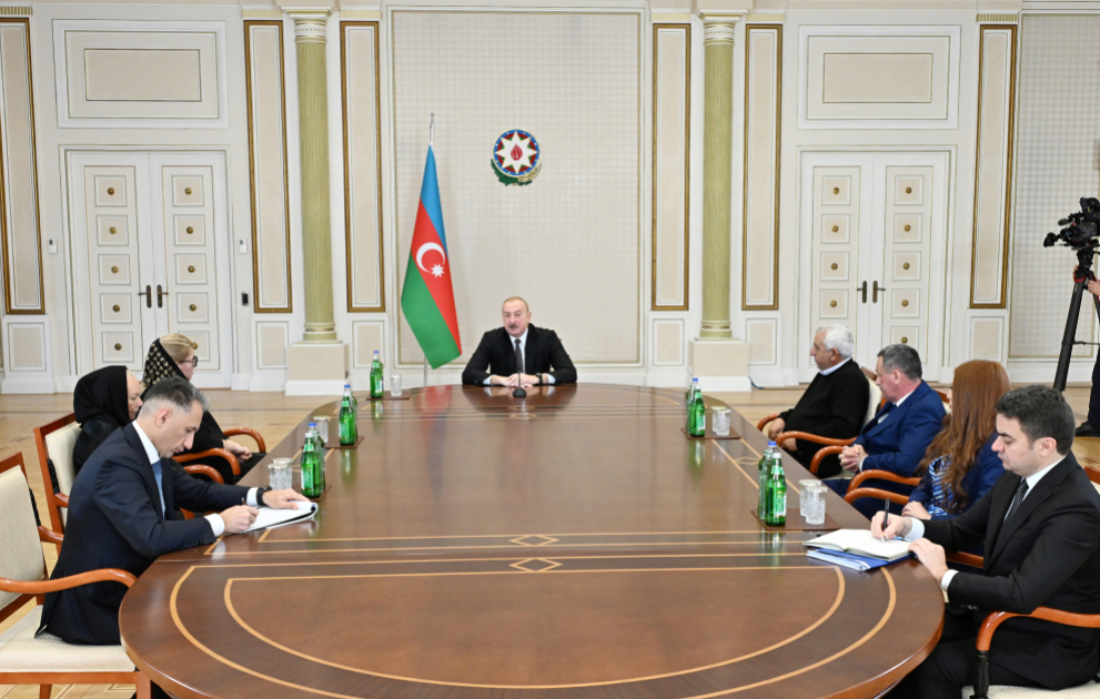 Präsident Ilham Aliyev trifft sich mit Familien der beim Flugzeugabsturz ums Leben gekommenen Besatzungsmitglieder und überlebender Flugbegleiter