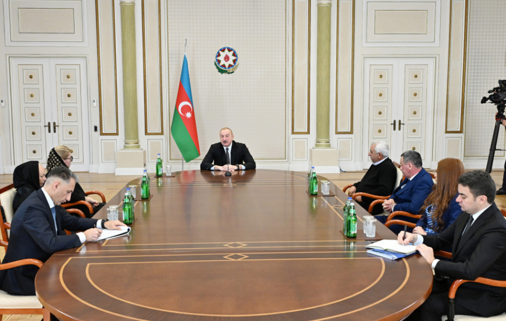 Le président Ilham Aliyev rencontre les membres de famille de l’équipage décédé dans le crash d’avion et les agents de bord survivants