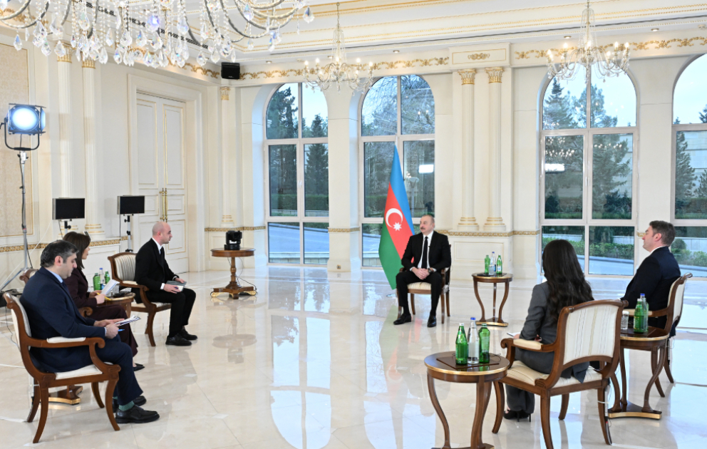 Le président azerbaïdjanais Ilham Aliyev accorde une interview aux chaînes de télévision locales