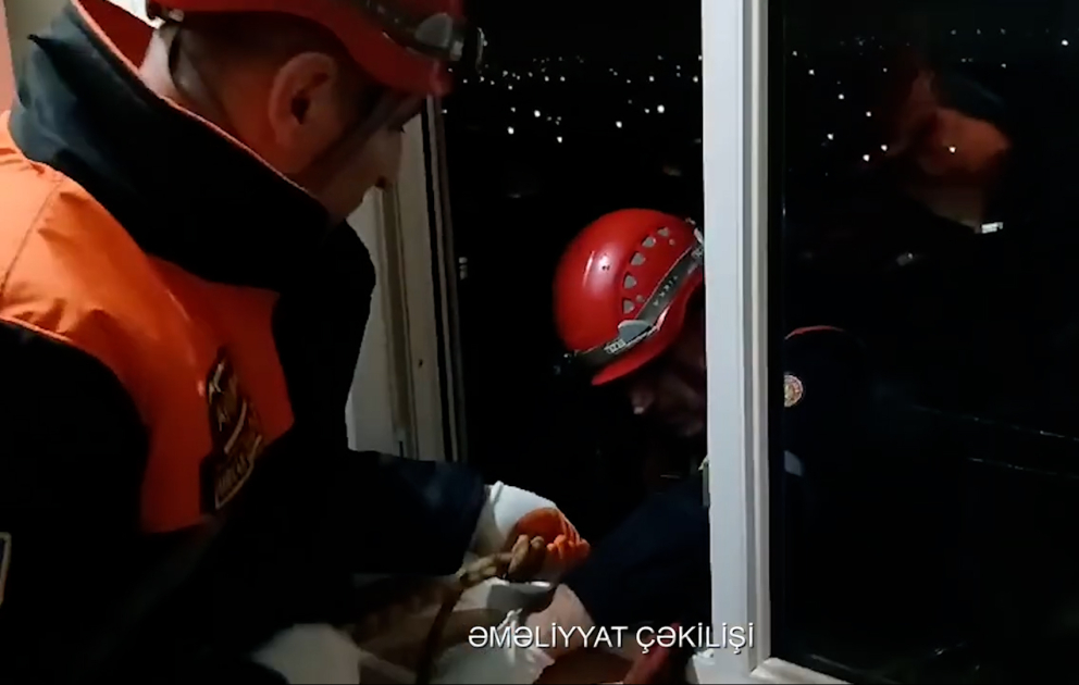 FHN: Mənzildə bağlı qapı arxasında köməksiz vəziyyətdə qalan azyaşlı xilas edilib