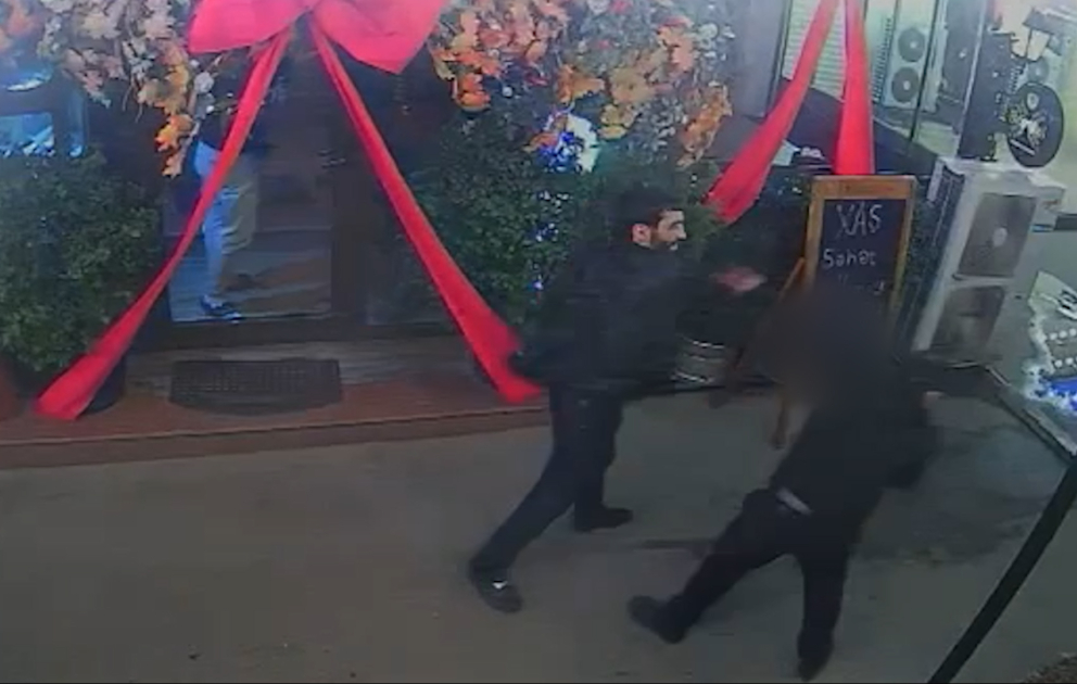 Nizami rayonundakı restoranların birində soyğunçuluq edən şəxsi polis saxlayıb
