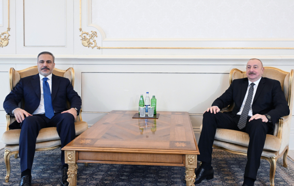 Prezident İlham Əliyev Türkiyənin xarici işlər nazirini qəbul edib