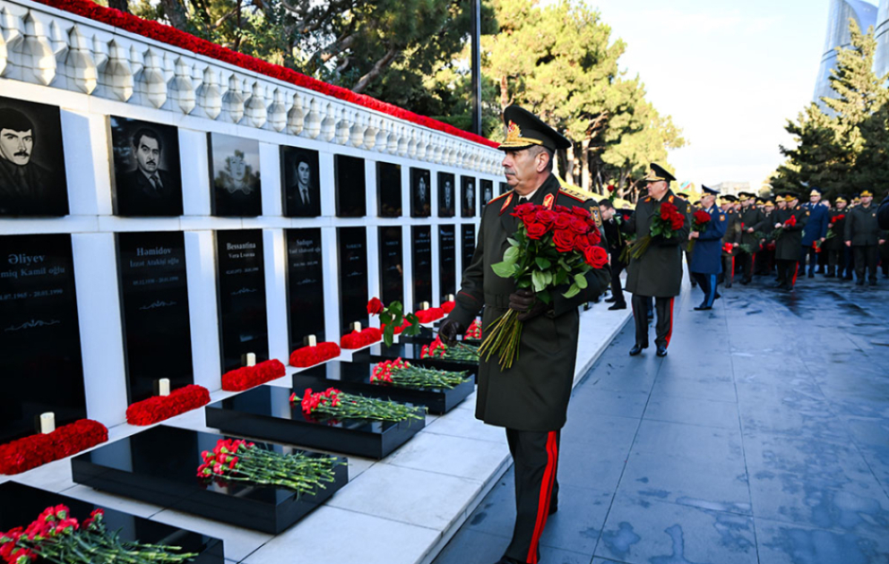 Azerbaijan Defense Ministry’s leadership visits Alley of Martyrs