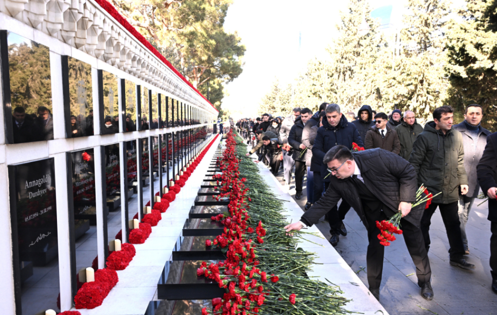 AZERTAC staff visits Alley of Martyrs