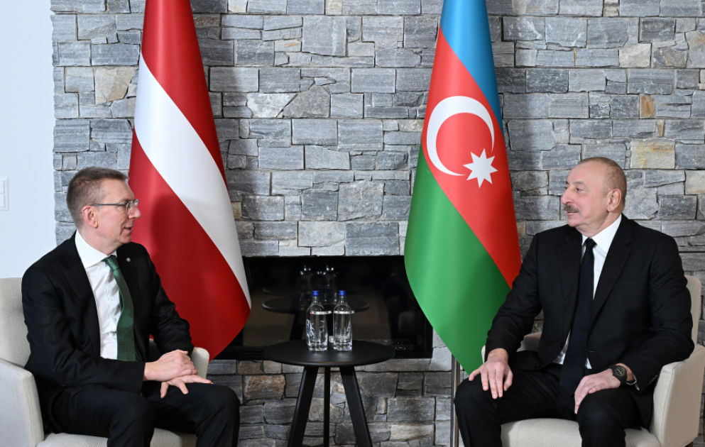 Prezident İlham Əliyev Davosda Latviya Prezidenti ilə görüşüb