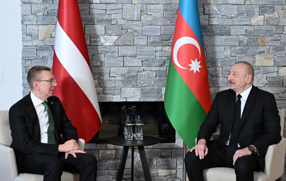 Davos: Präsident Ilham Aliyev trifft sich mit seinem lettischen Amtskollegen