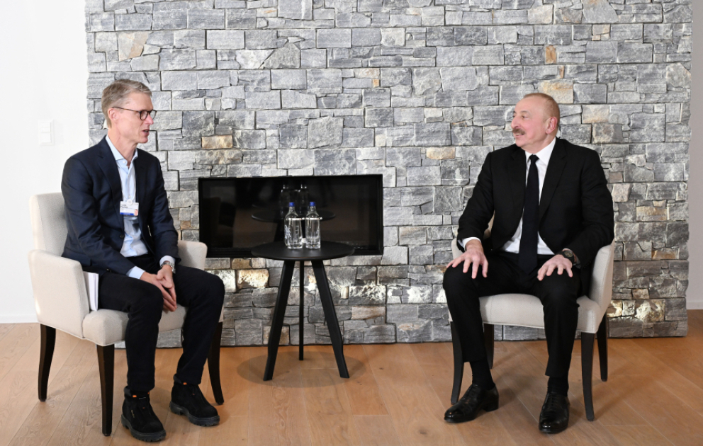 Davos : Le président Ilham Aliyev s’entretient avec le président du conseil de surveillance et le PDG du groupe Carlsberg
